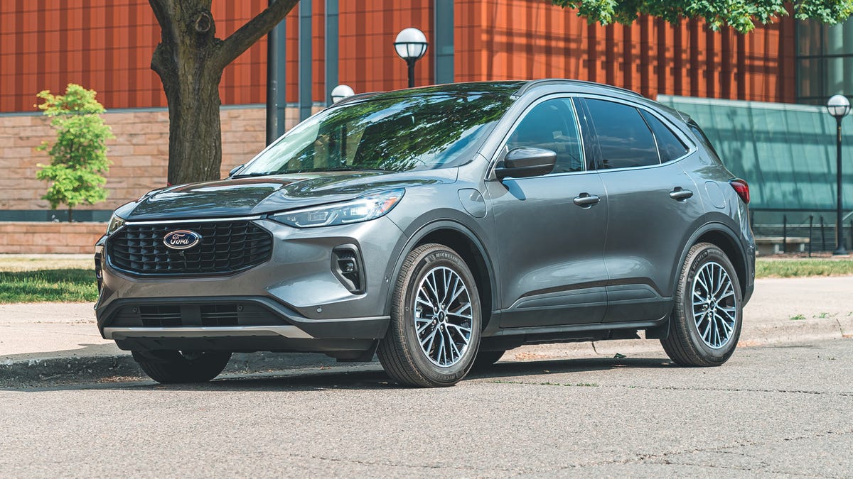 vue latérale avant d'un Ford Escape 2026