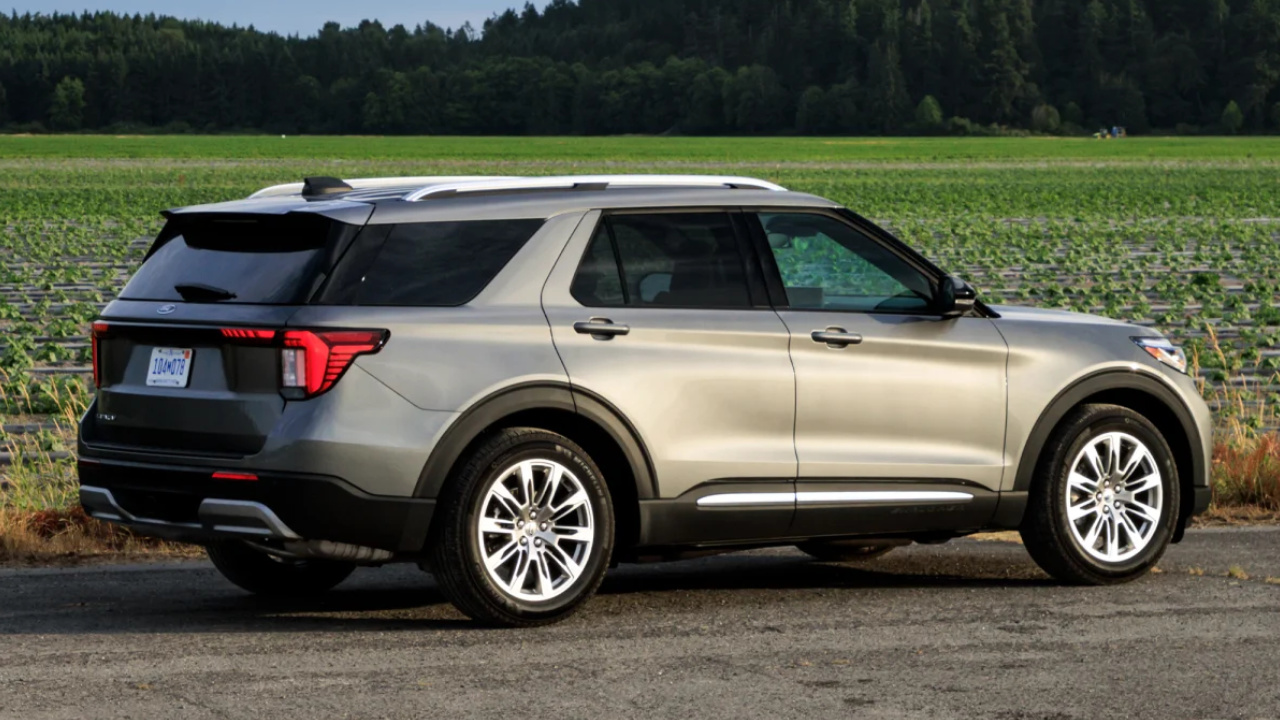 vue latérale arrière d'un Ford Explorer 2026
