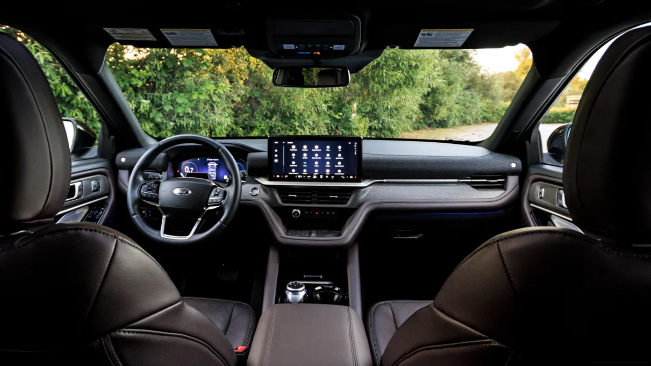 vue de l'habitacle et du tableau de bord d'un Ford Explorer 2026