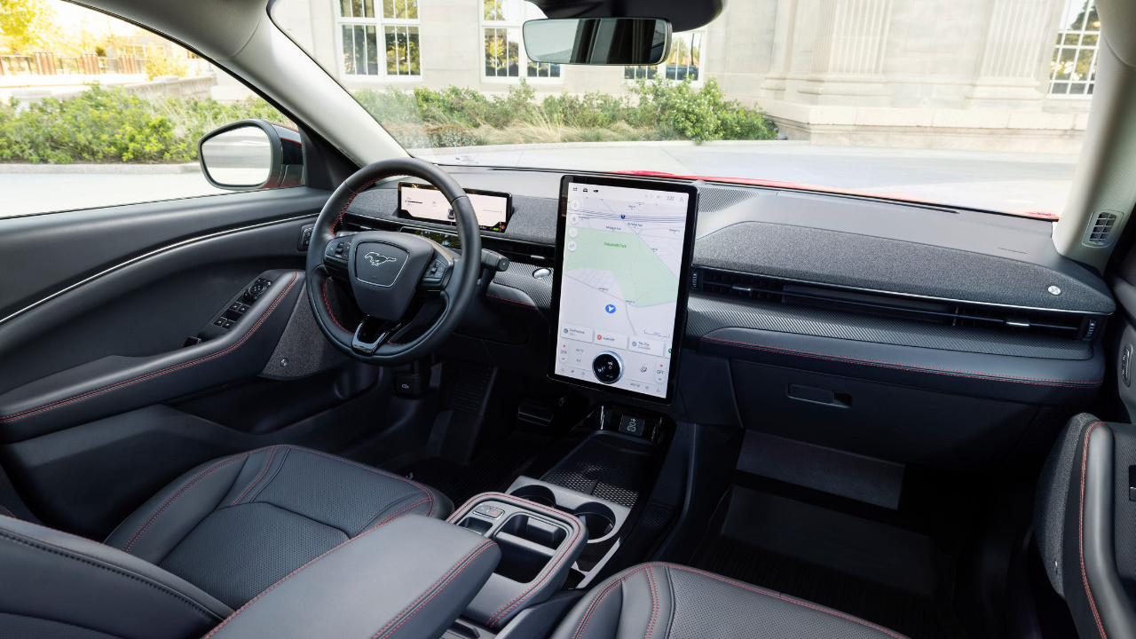 vue de l'habitacle et du tableau de bord d'un Ford Mustang Mach-E 2026