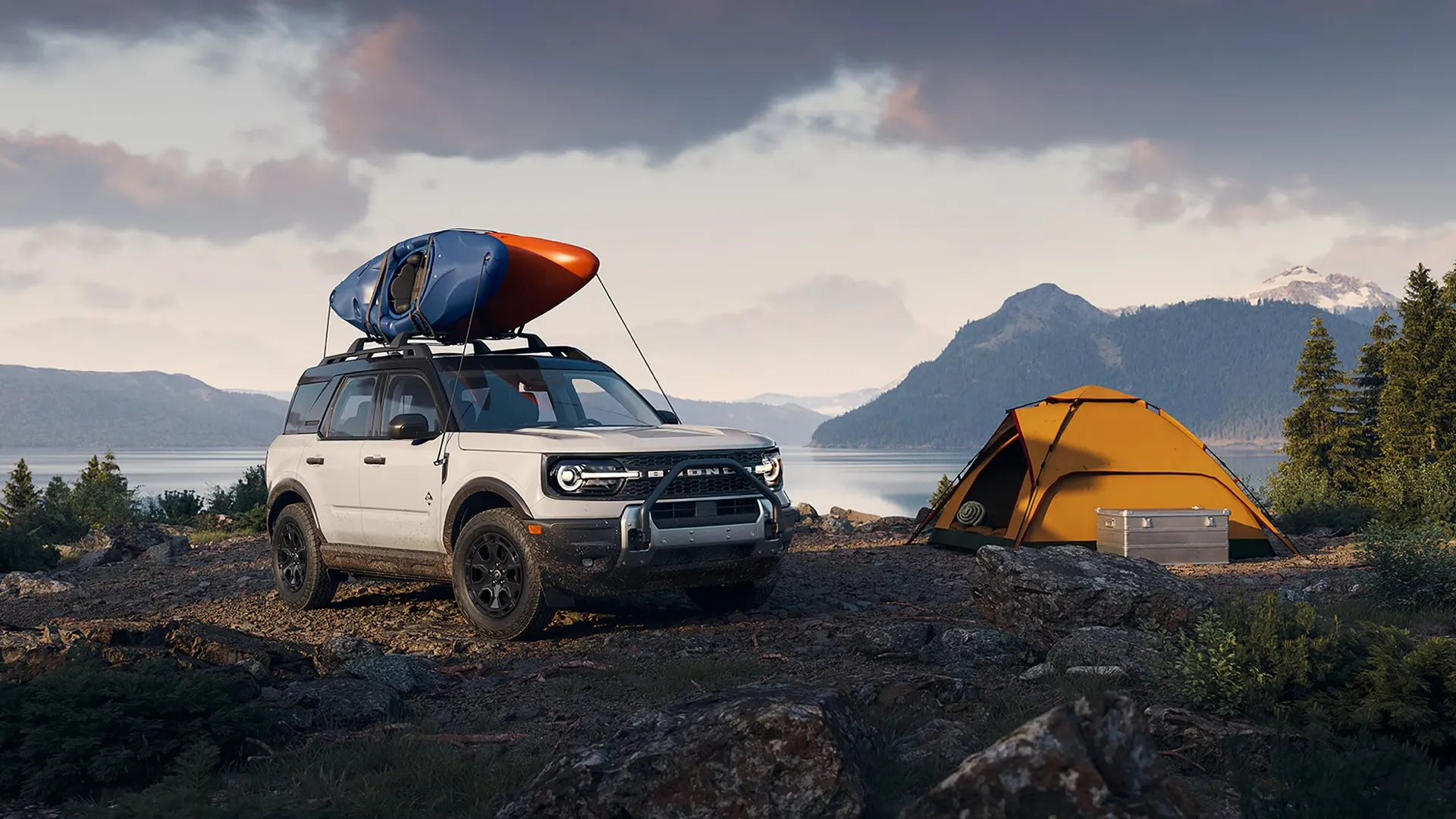 Ford Bronco Sport 2026 en camping près d’un lac, VUS compact conçu pour les escapades plein air.