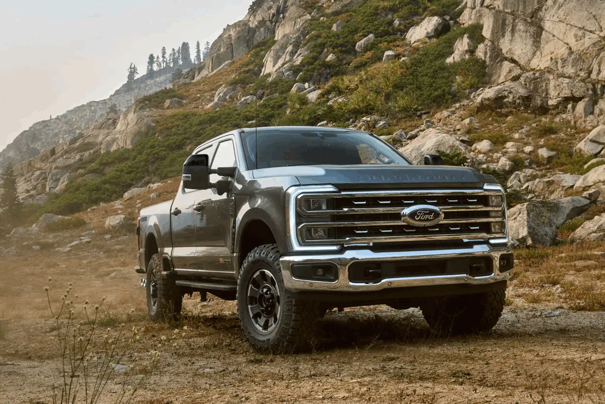 Ford Super Duty F-250 2026 gris en sentier rocheux, camion lourd offert en plusieurs versions chez Ford St-Basile.