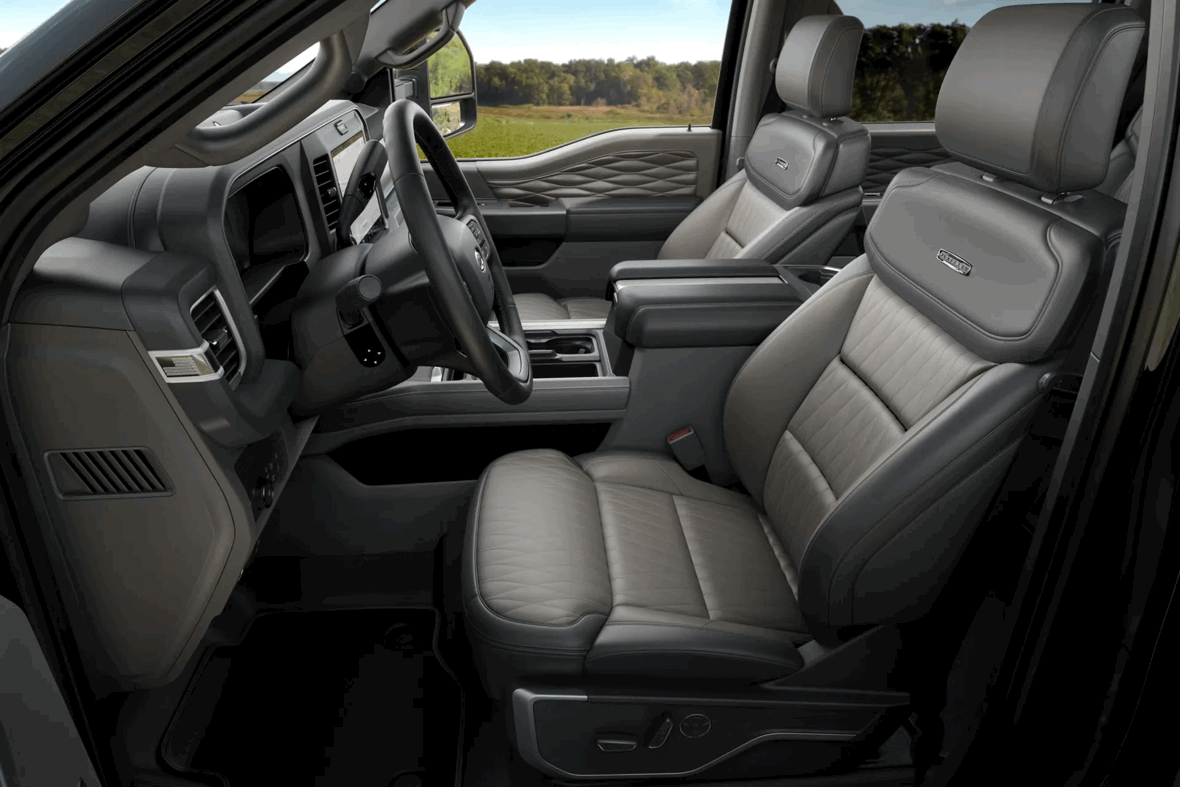 Intérieur du Ford Super Duty F-250 2026 avec sièges avant confortables, cabine spacieuse et connectivité Ford.