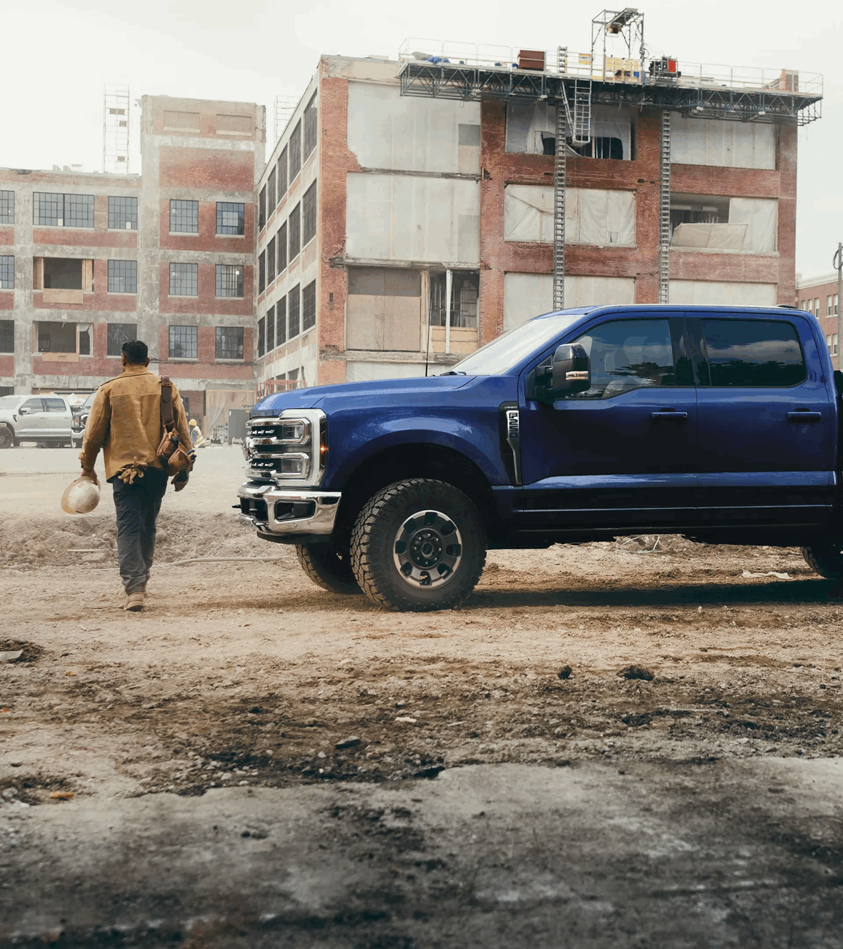 Ford Super Duty F-250 2026 bleu sur chantier, camion au design robuste pour les travaux professionnels.