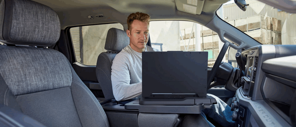 Habitacle du Ford Super Duty F-250 2026 avec espace de travail intégré, camion pratique pour les professionnels.