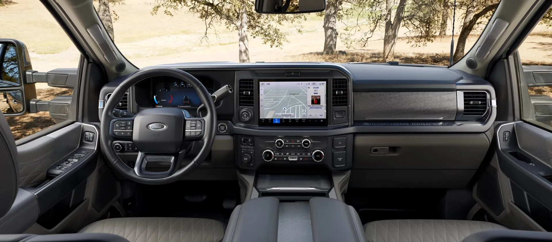 Tableau de bord du Ford Super Duty F-350 2026 avec écran central, navigation et technologies connectées Ford.