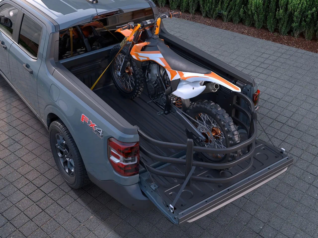 Ford Maverick 2026 avec moto dans la caisse, camionnette compacte pratique pour les aventures et le transport.