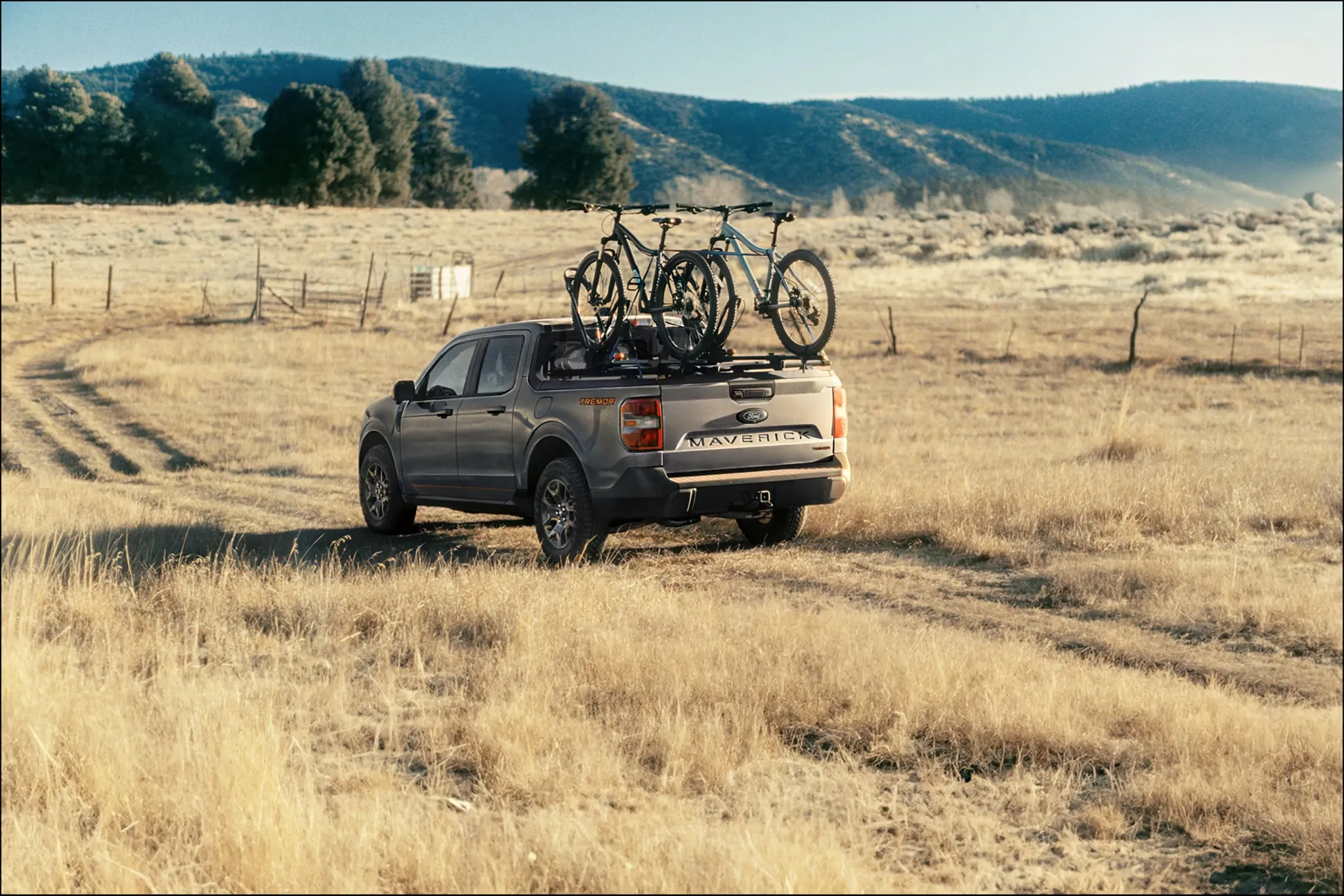 Ford Maverick 2026 avec vélos sur la caisse, pickup urbain polyvalent pour les loisirs et le quotidien.