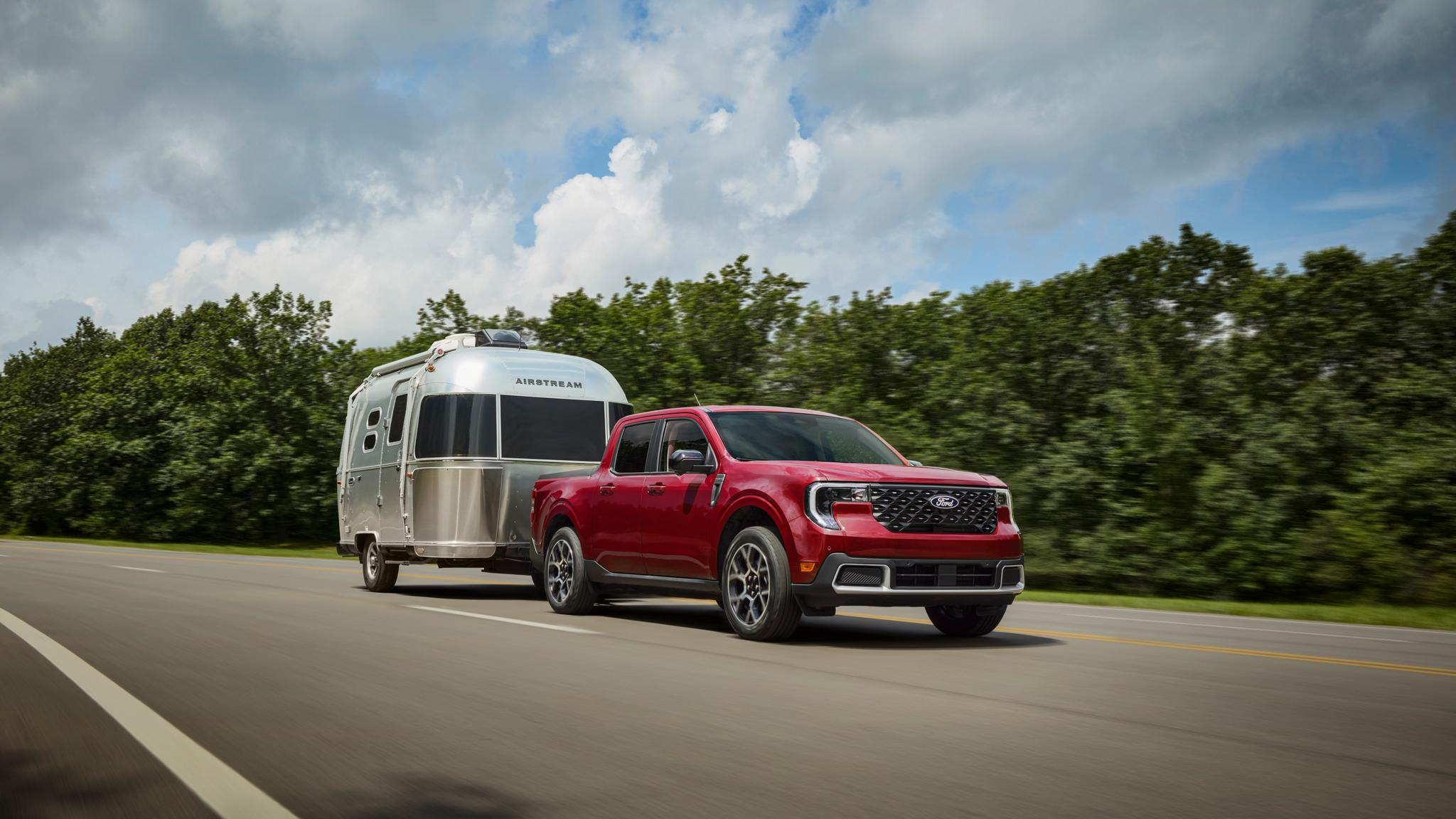 Ford Maverick 2026 rouge remorquant une roulotte, camionnette compacte avec capacité de remorquage de 4 000 lb.