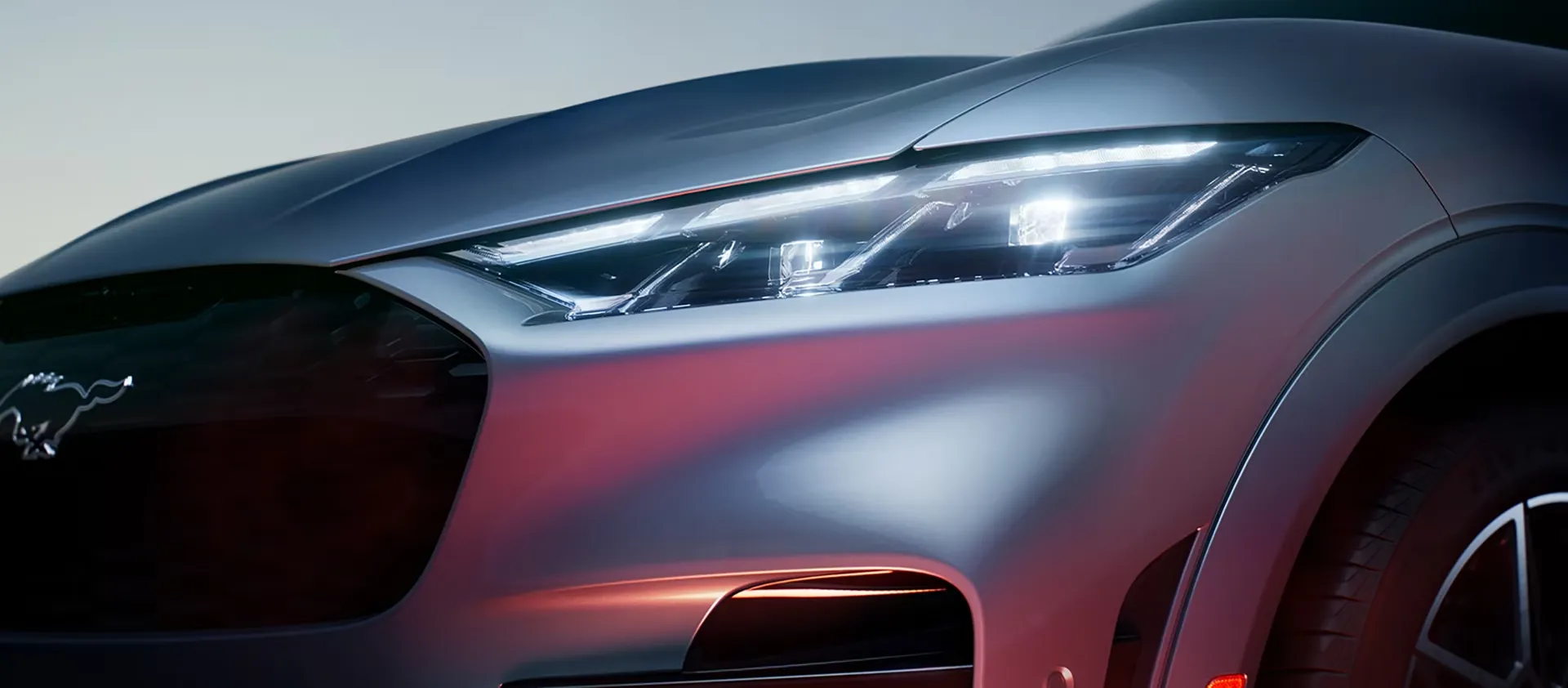 Phare avant de la Ford Mustang Mach-E 2026, VUS électrique au design moderne et à l’autonomie allant jusqu’à 483 km.