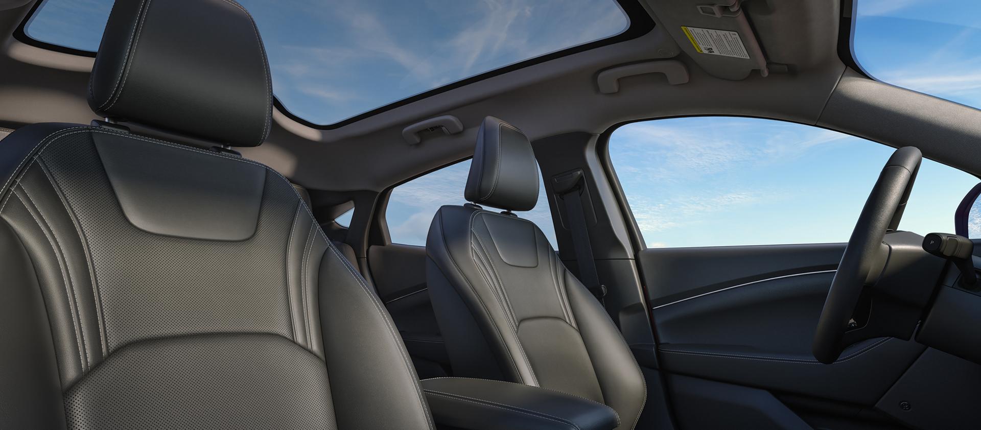 Sièges avant de la Ford Mustang Mach-E 2026, VUS électrique confortable avec toit vitré et finition haut de gamme.