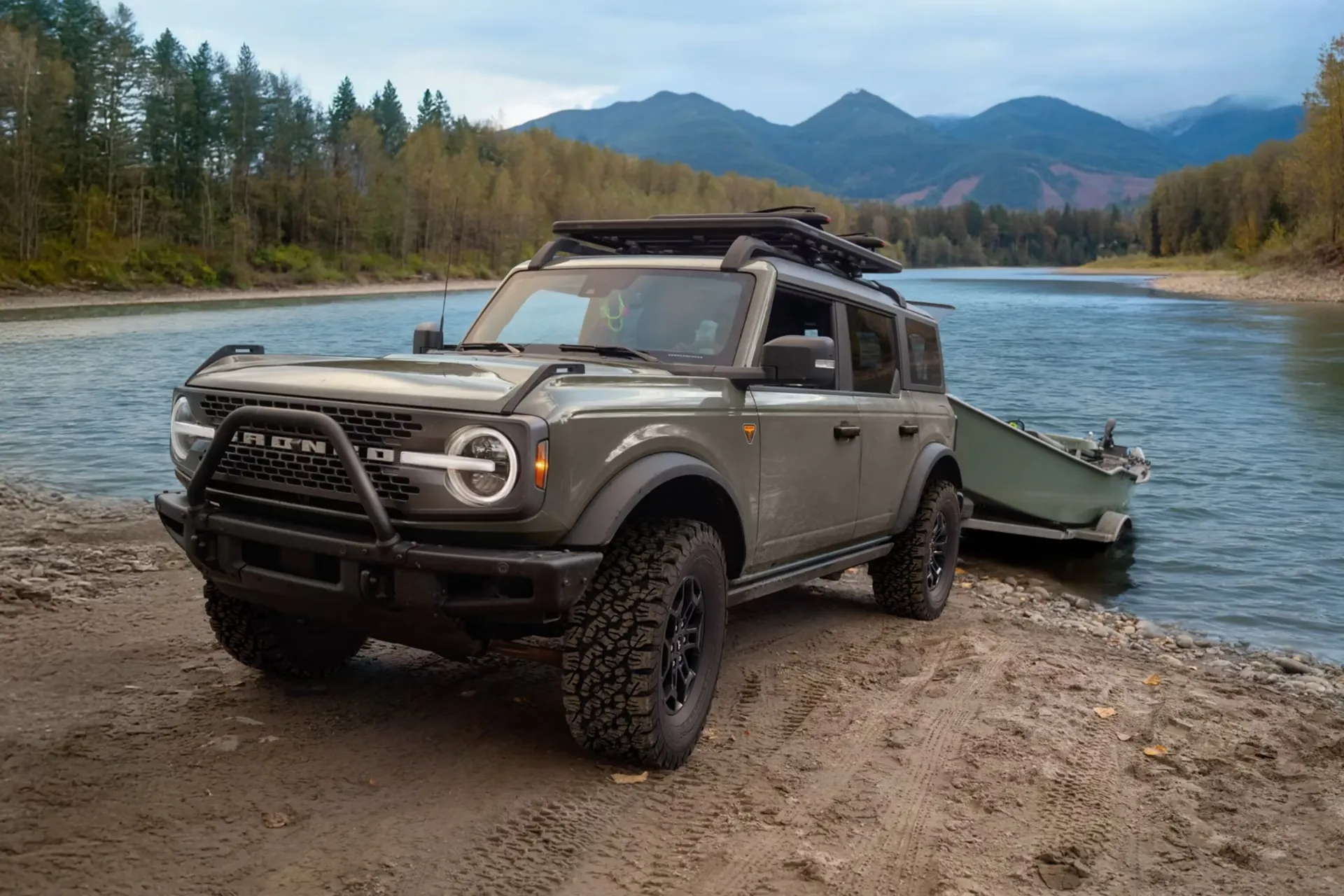 Ford Bronco 2026 remorquant une embarcation au bord d’un lac.