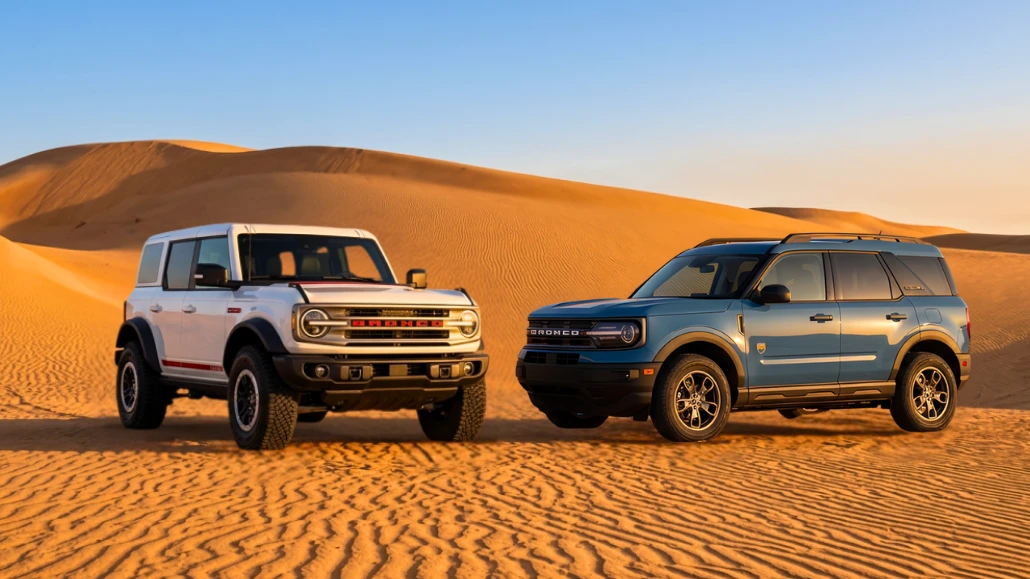 Ford Bronco 2026 et Ford Bronco Sport 2026 dans les dunes du désert.