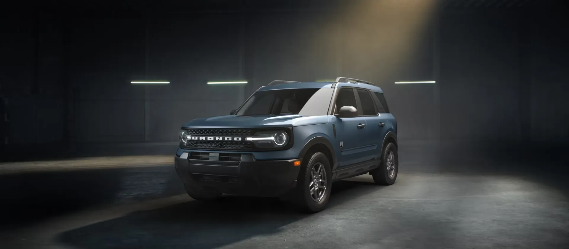 Ford Bronco Sport 2026 bleu présenté dans un studio sombre.