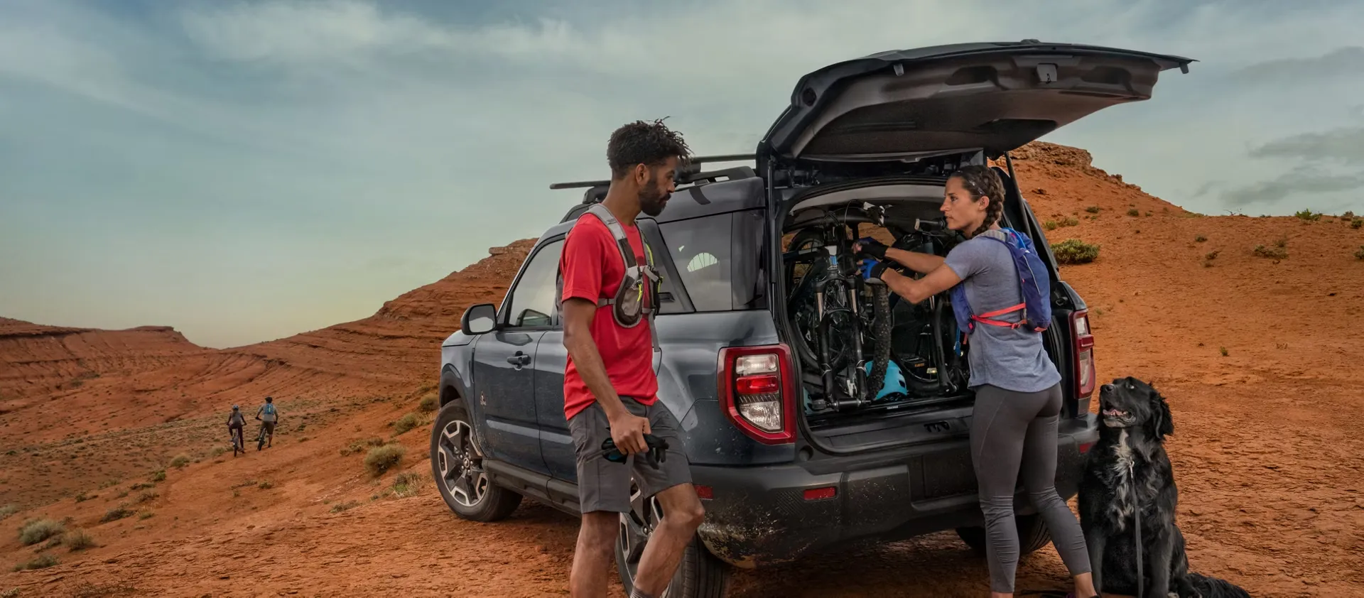 Chargement de vélos dans le coffre spacieux du Ford Bronco Sport 2026.