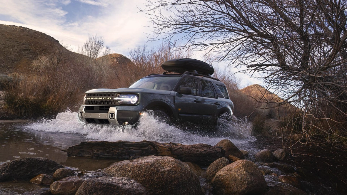 Ford Bronco Sport 2026 traversant un ruisseau en conduite hors route.