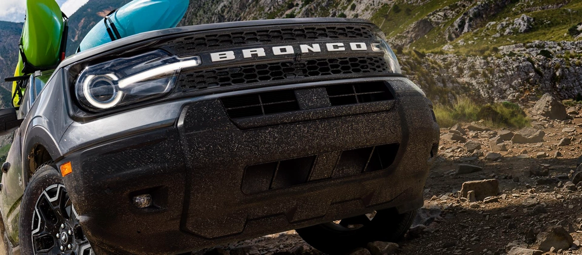 Calandre robuste du Ford Bronco Sport 2026 équipé pour transporter des kayaks.