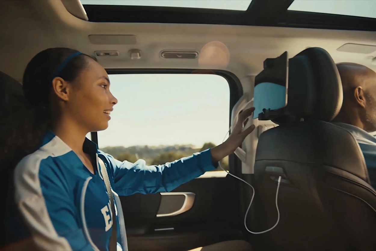 Passagère utilisant l’écran arrière dans l’habitacle du Ford Expedition 2026.