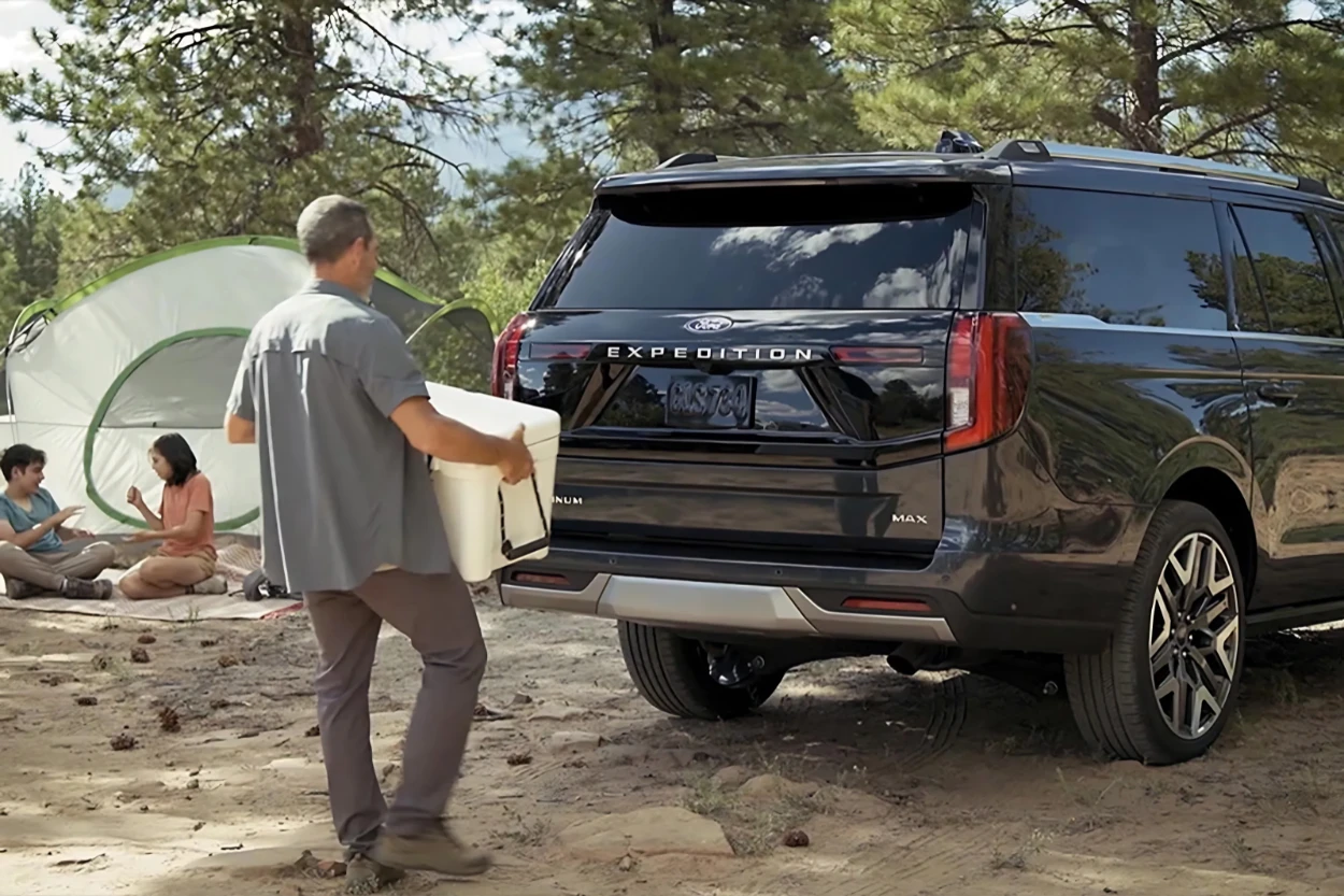 Ford Expedition 2026 au terrain de camping avec son vaste coffre ouvert.