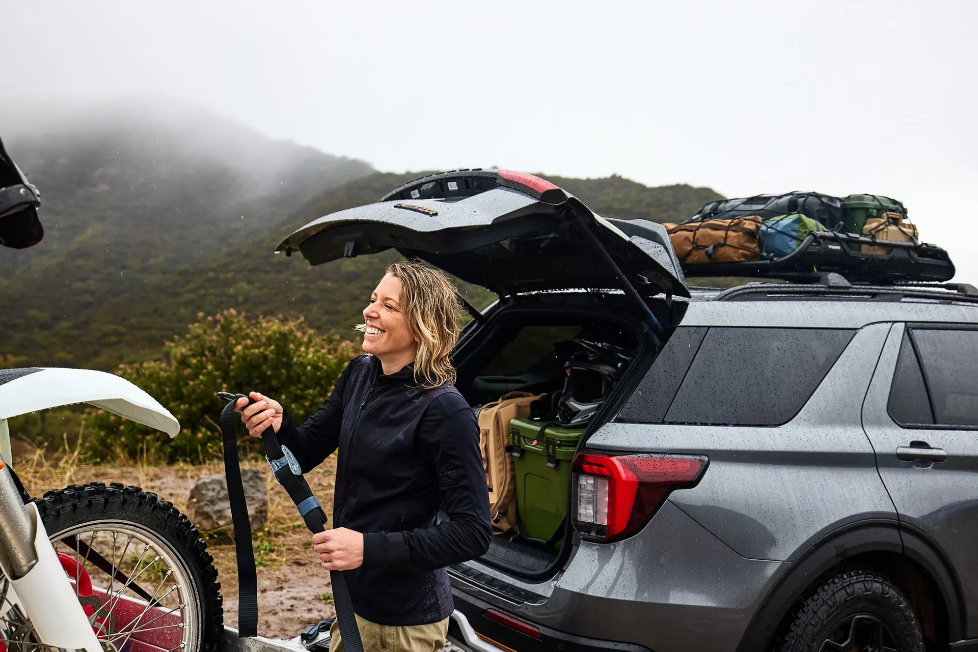 Ford Explorer 2026 équipé pour une sortie familiale en plein air.