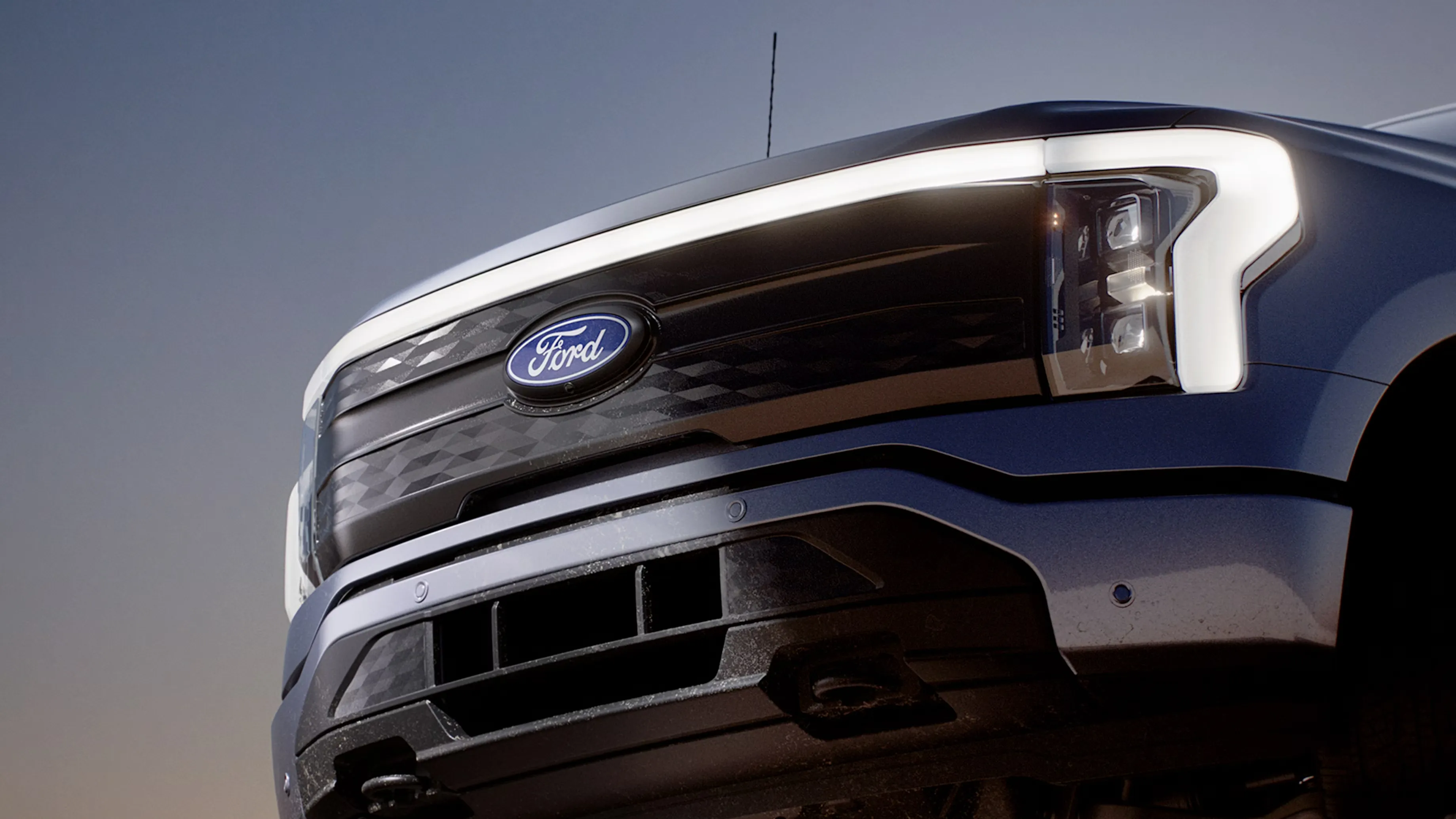 Vue avant du Ford F-150 Lightning Pro électrique.