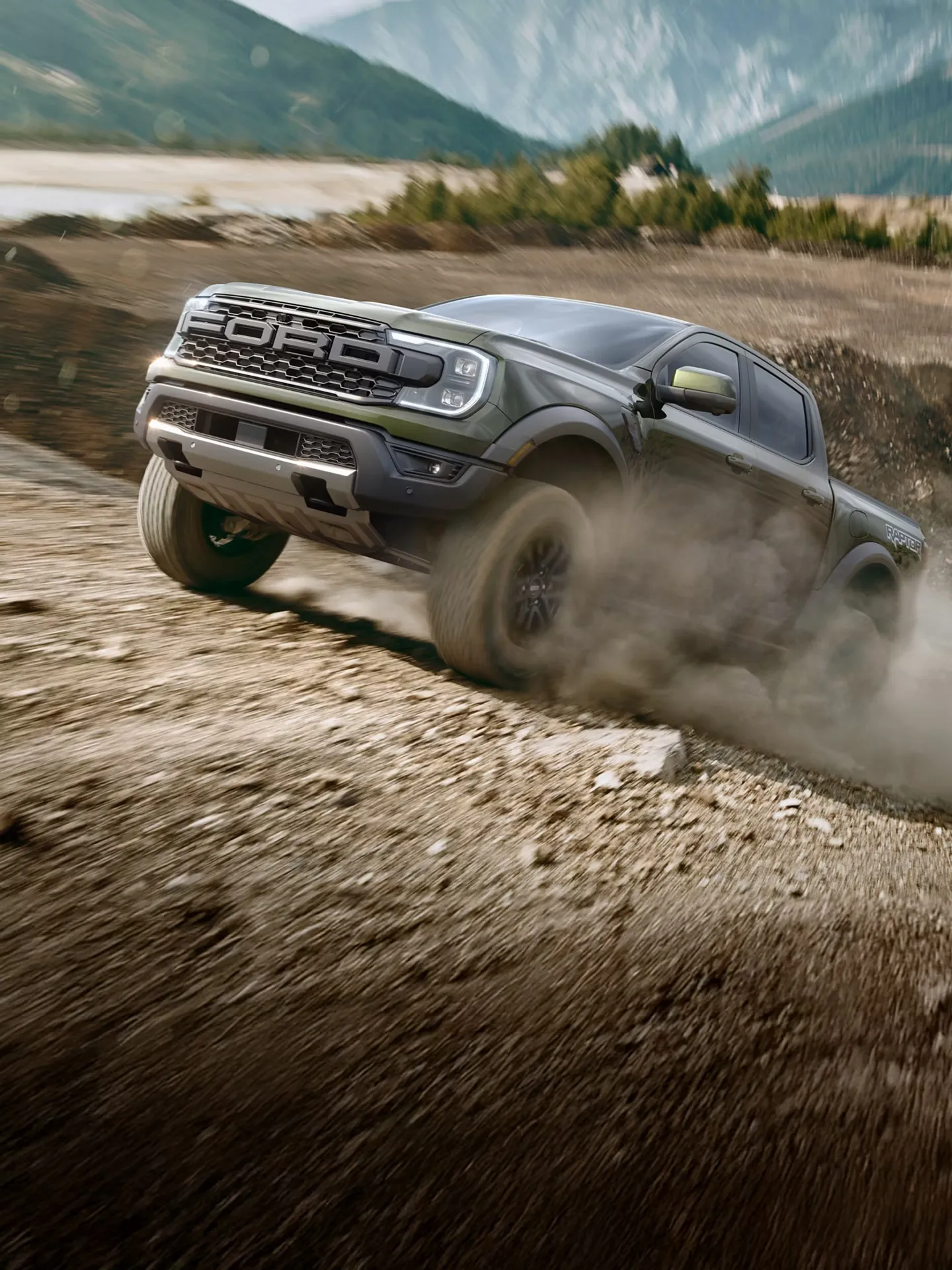 Ford Ranger Raptor 2026 roulant à grande vitesse sur un terrain hors route.