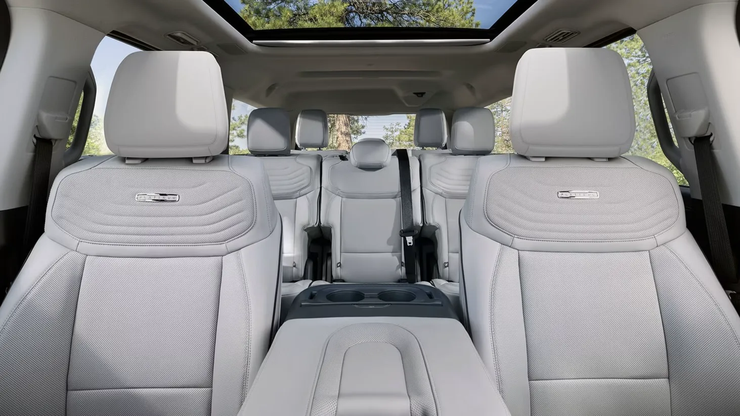 Intérieur du Ford Expedition 2027 : sièges gris clair des deuxième et troisième rangées.