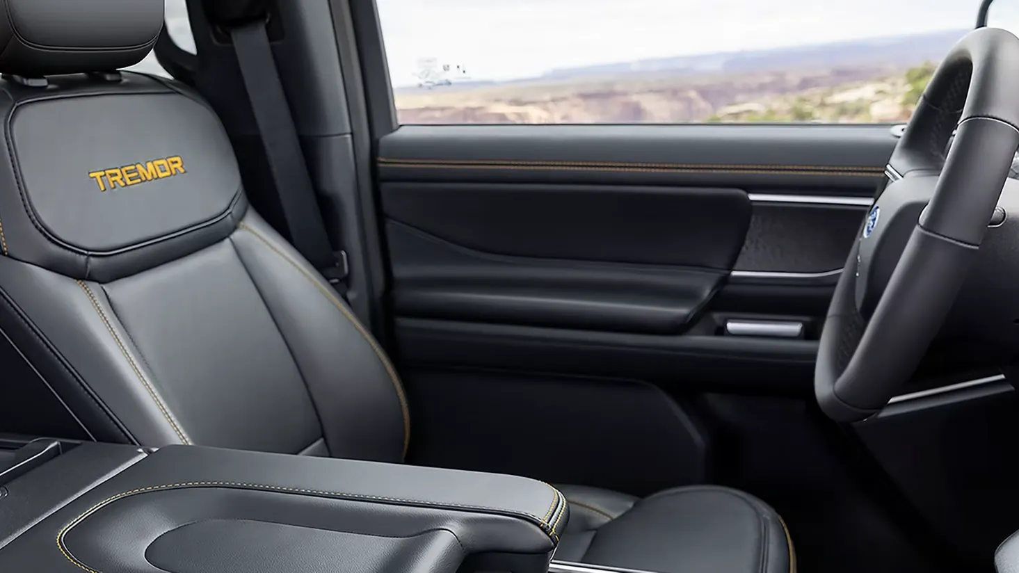 Sièges du Ford Expedition Tremor 2027 avec le logo Tremor brodé sur les appuie-têtes.