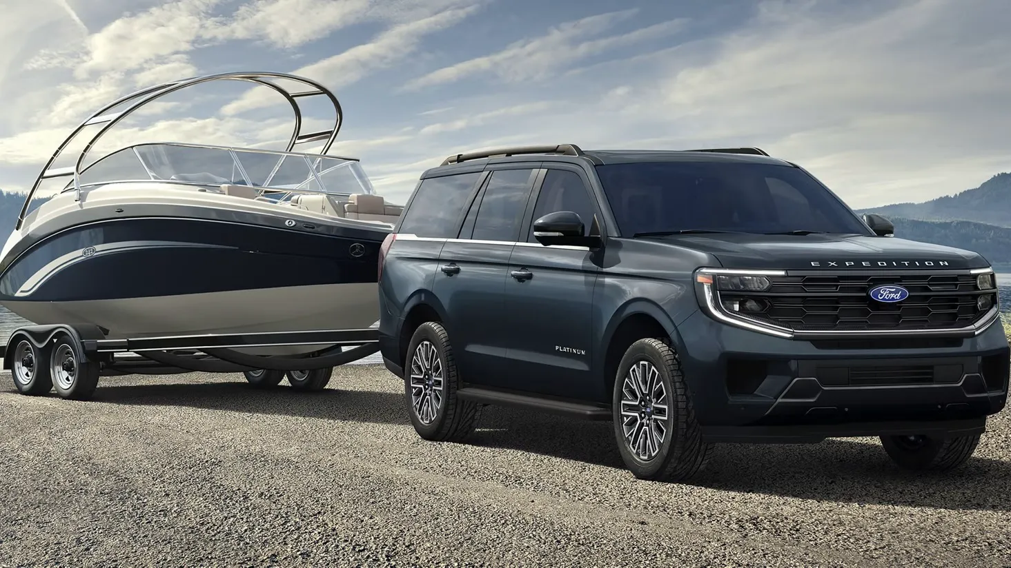 Ford Expedition 2027 foncé remorquant un bateau, devant un paysage de montagne.