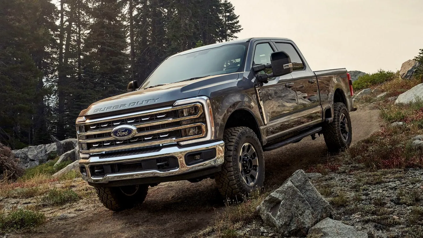 Ford F-250 Super Duty 2026 roulant sur un terrain hors route.