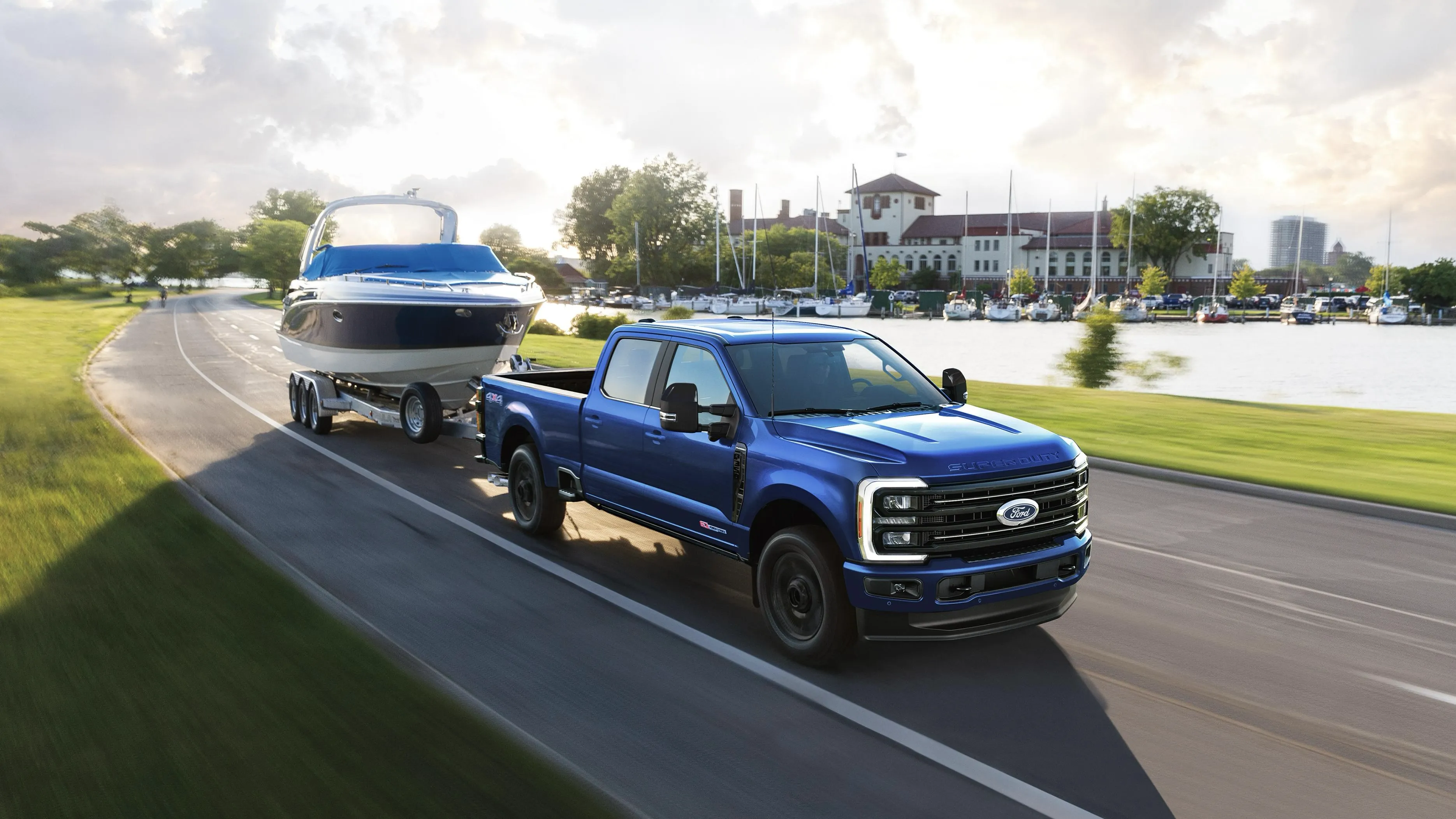 Ford F-350 Super Duty 2026 remorquant une charge sur une route.