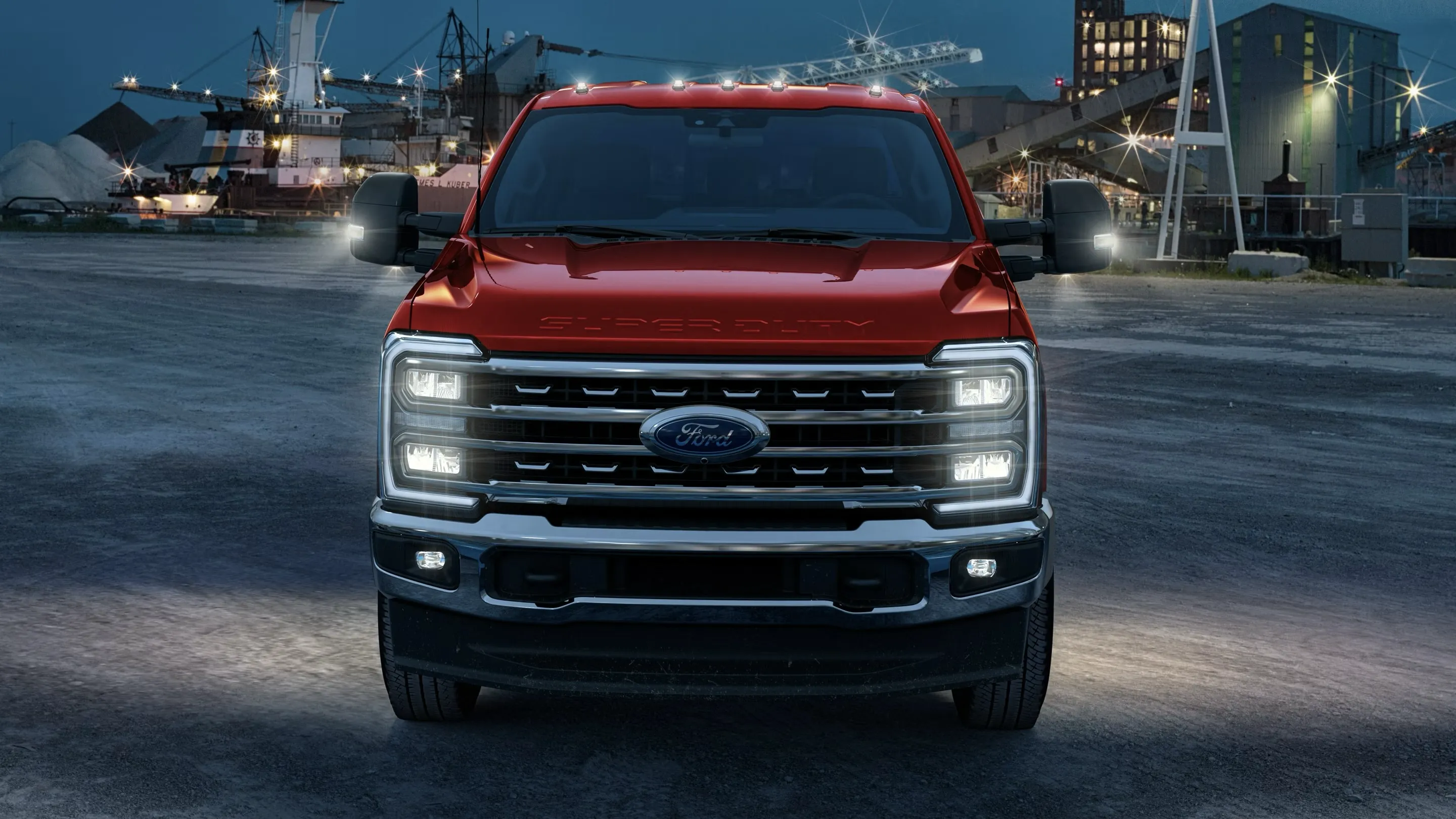 Ford F-450 Super Duty 2026 foncé en vue trois quarts avant, devant un paysage de montagne.