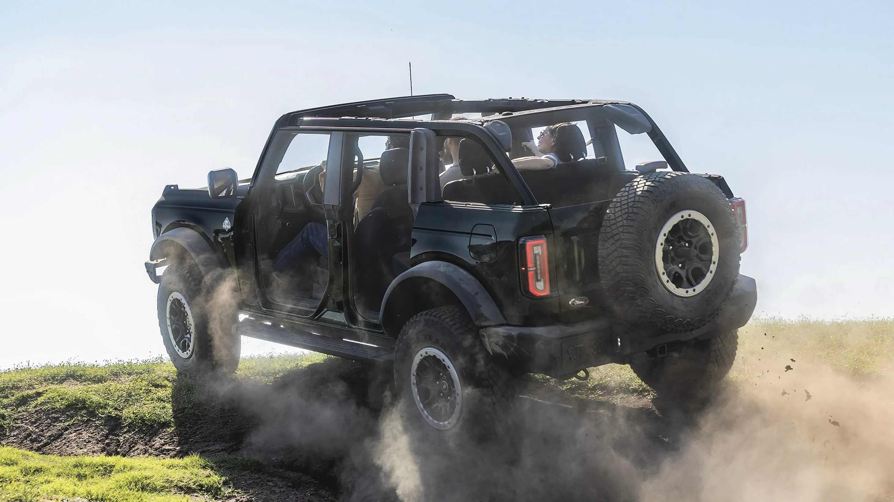Ford Bronco 2026 noir en vue trois quarts avant sur un terrain hors route.