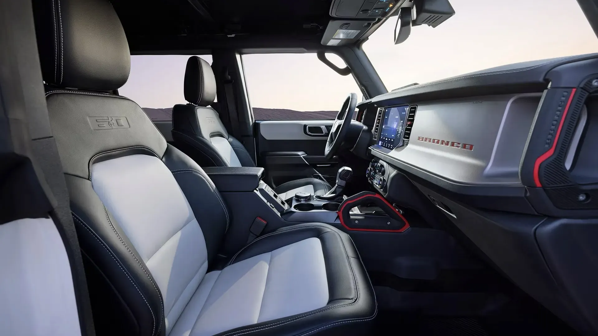 Intérieur du Ford Bronco 2026 : sièges et tableau de bord.
